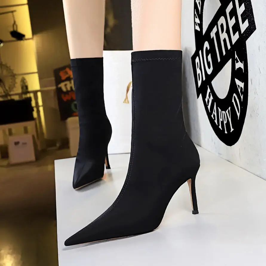 Contemporary Pointed-Toe Classic Pumps