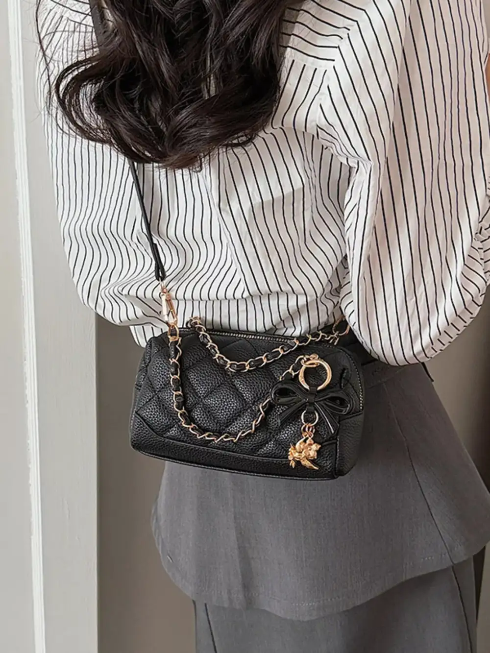 Women's Refined Quilted Chain Crossbody Bag