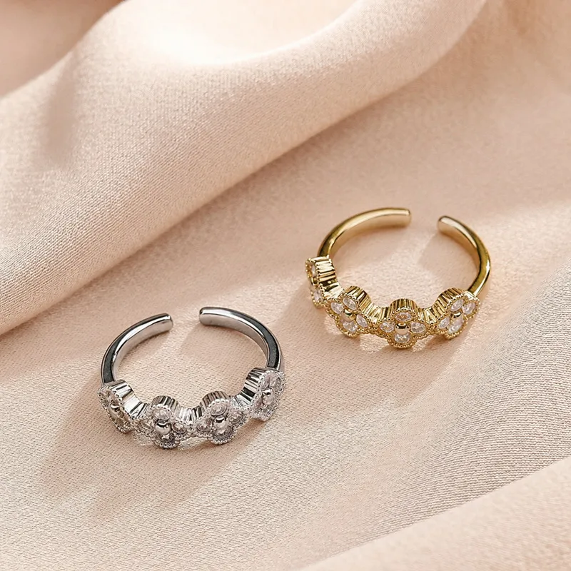 A little sparkle can change the whole look. ✨ Featuring delicate floral details and shimmering crystal petals, this adjustable open ring adds effortless elegance to any outfit.