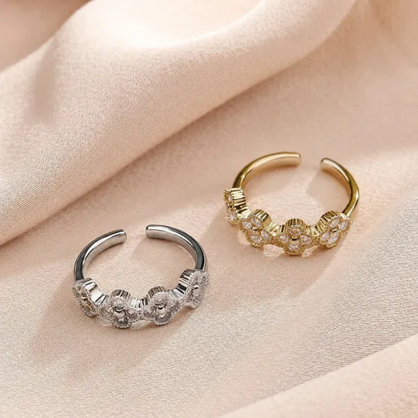 A little sparkle can change the whole look. ✨ Featuring delicate floral details and shimmering crystal petals, this adjustable open ring adds effortless elegance to any outfit.
