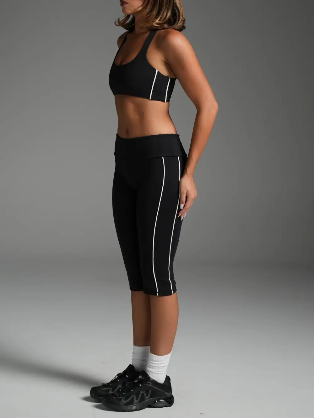 Mid-Waist Piped Foldover-Waist Scrunch-Detail Capri Leggings