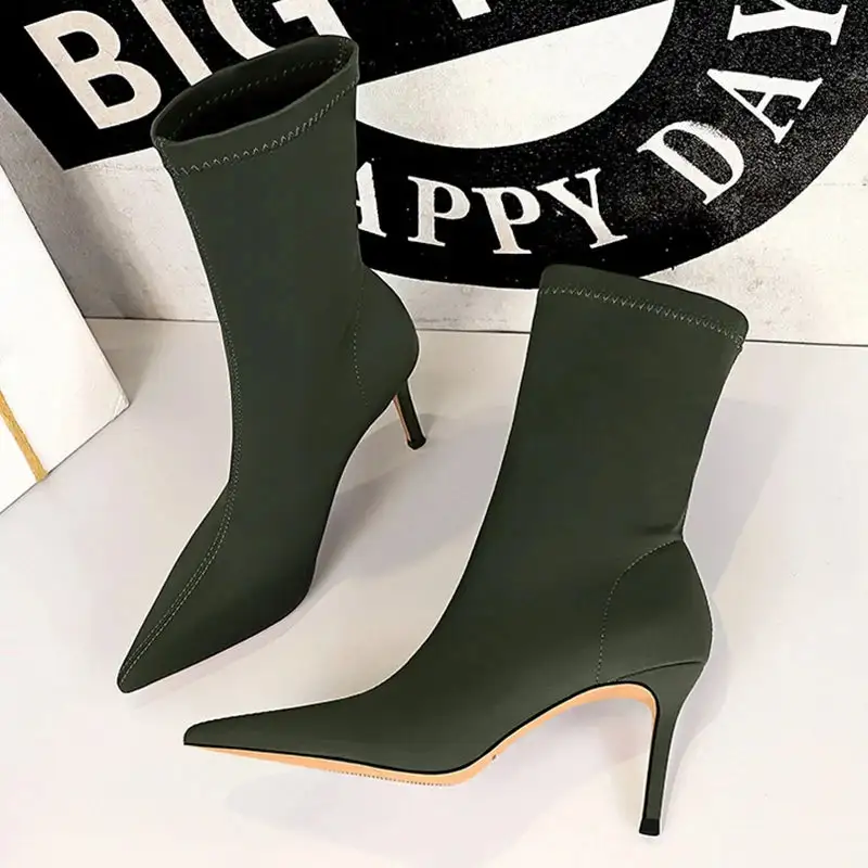 Contemporary Pointed-Toe Classic Pumps
