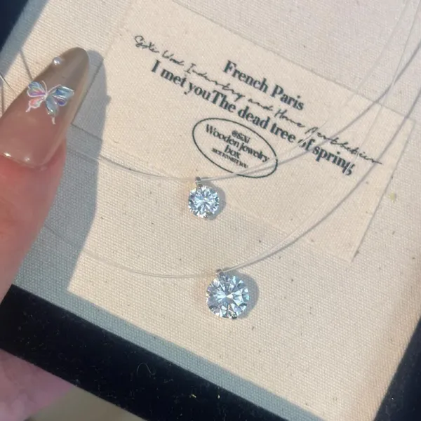 ✨ It looks like it’s floating on your skin. A barely-there clear necklace paired with a sparkling solitaire pendant creates the perfect minimalist look. Delicate, elegant, and effortless enough to wear every day. 💎  Wear it alone for a clean look or laye