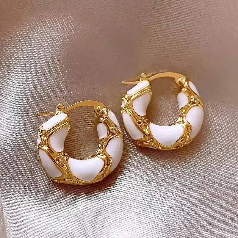 Fashion enamel-colored golden-textured small circular ladies' earrings