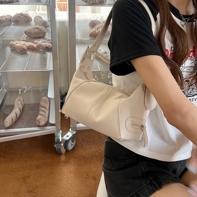 Roomy Slim Baguette Bag