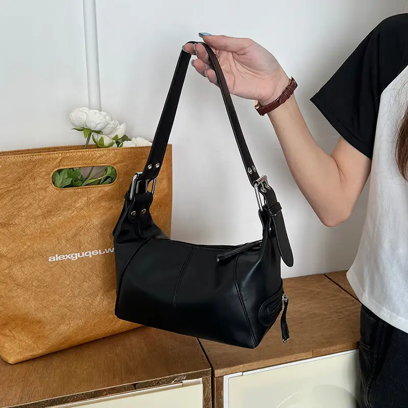 Roomy Slim Baguette Bag