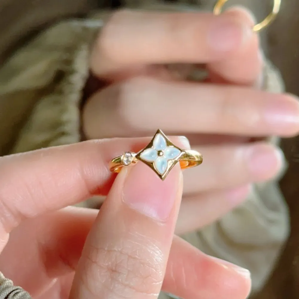 ✨ A Little Detail That Changes Everything.  Delicate, elegant, and effortlessly beautiful. This floral-inspired ring adds the perfect touch of shine to your everyday look. 🤍