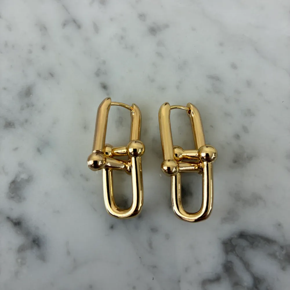 Minimal Refined Drop Earrings