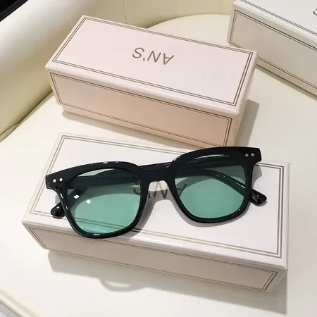 🕶️ Your Outfit’s New Favorite Accessory  Classic black frames meet bold tinted lenses for an effortlessly stylish look.
