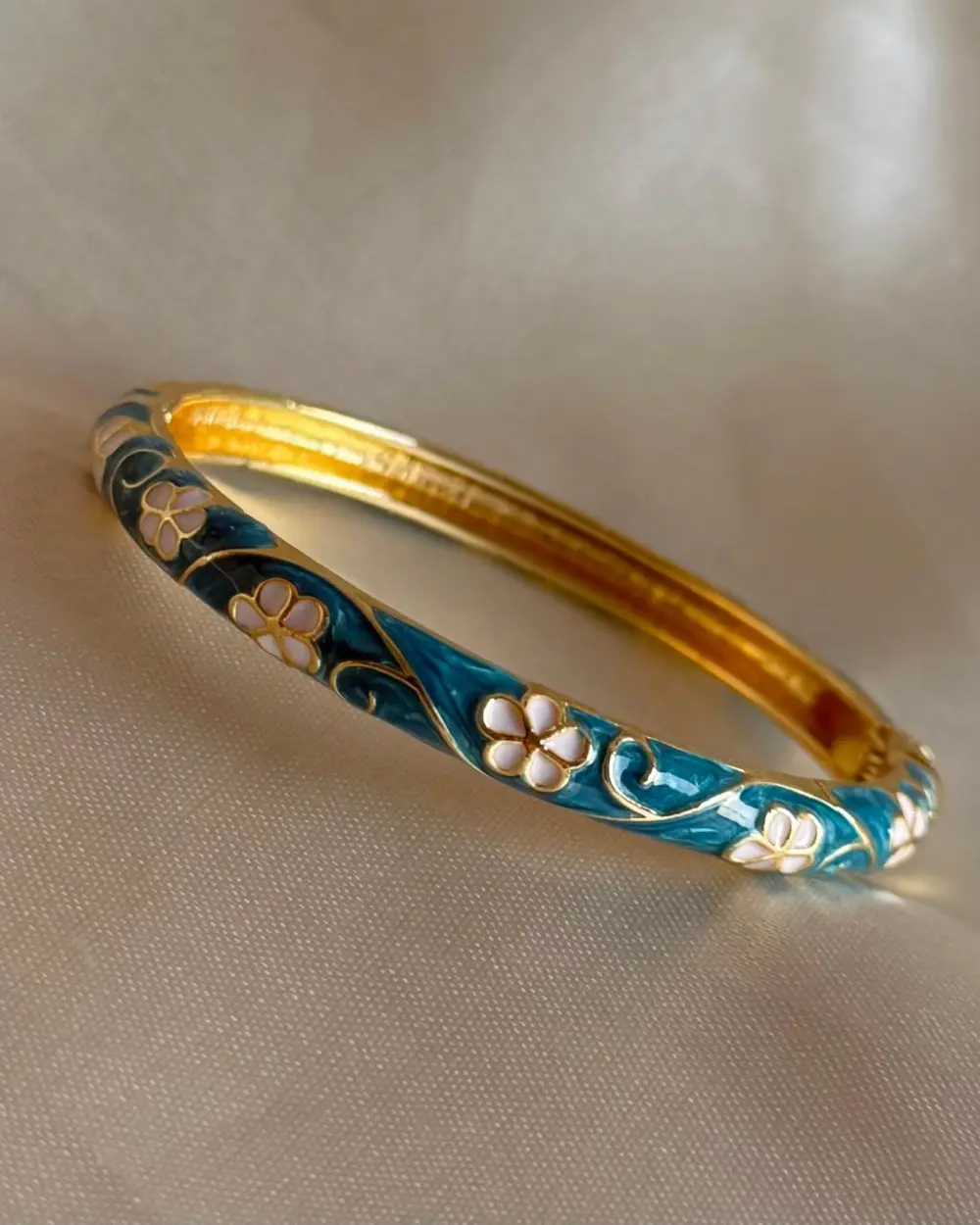 Streamlined Enamel Floral Fashion Bangle