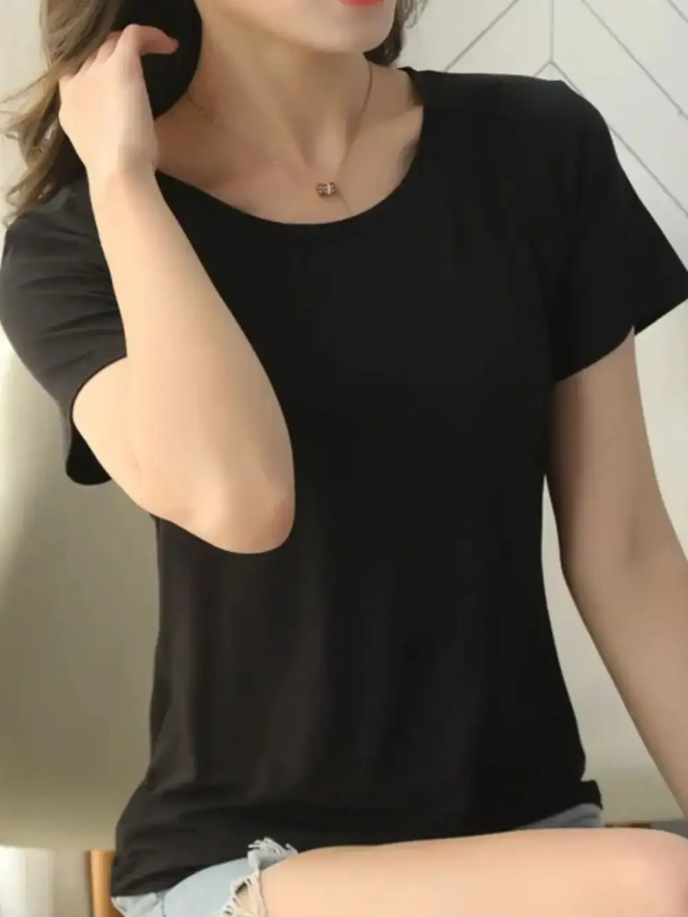 Delicate Round-Neck Short-Sleeve T-Shirt