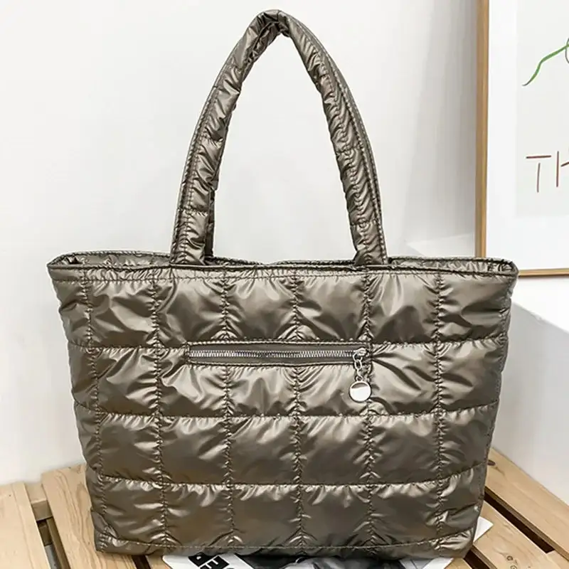 Chic Essential: High-Capacity Fashionable Women’s Tote