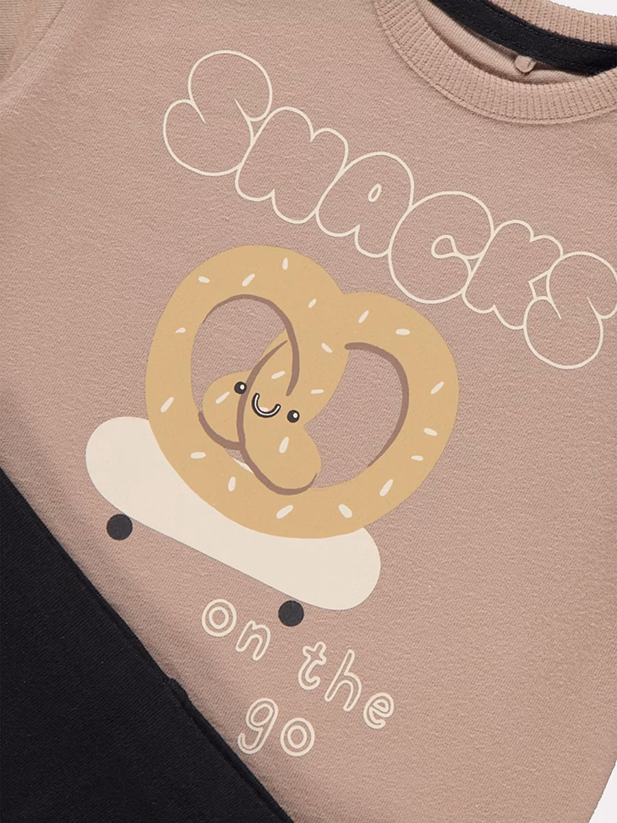 Brown Pretzel T-Shirt and Leggings Outfit detail 1