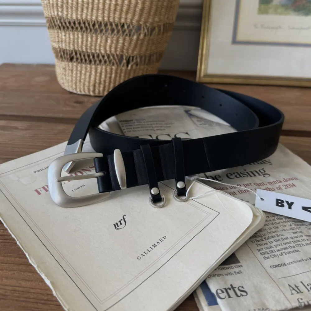Sleek Buckle Clean Leather Belt