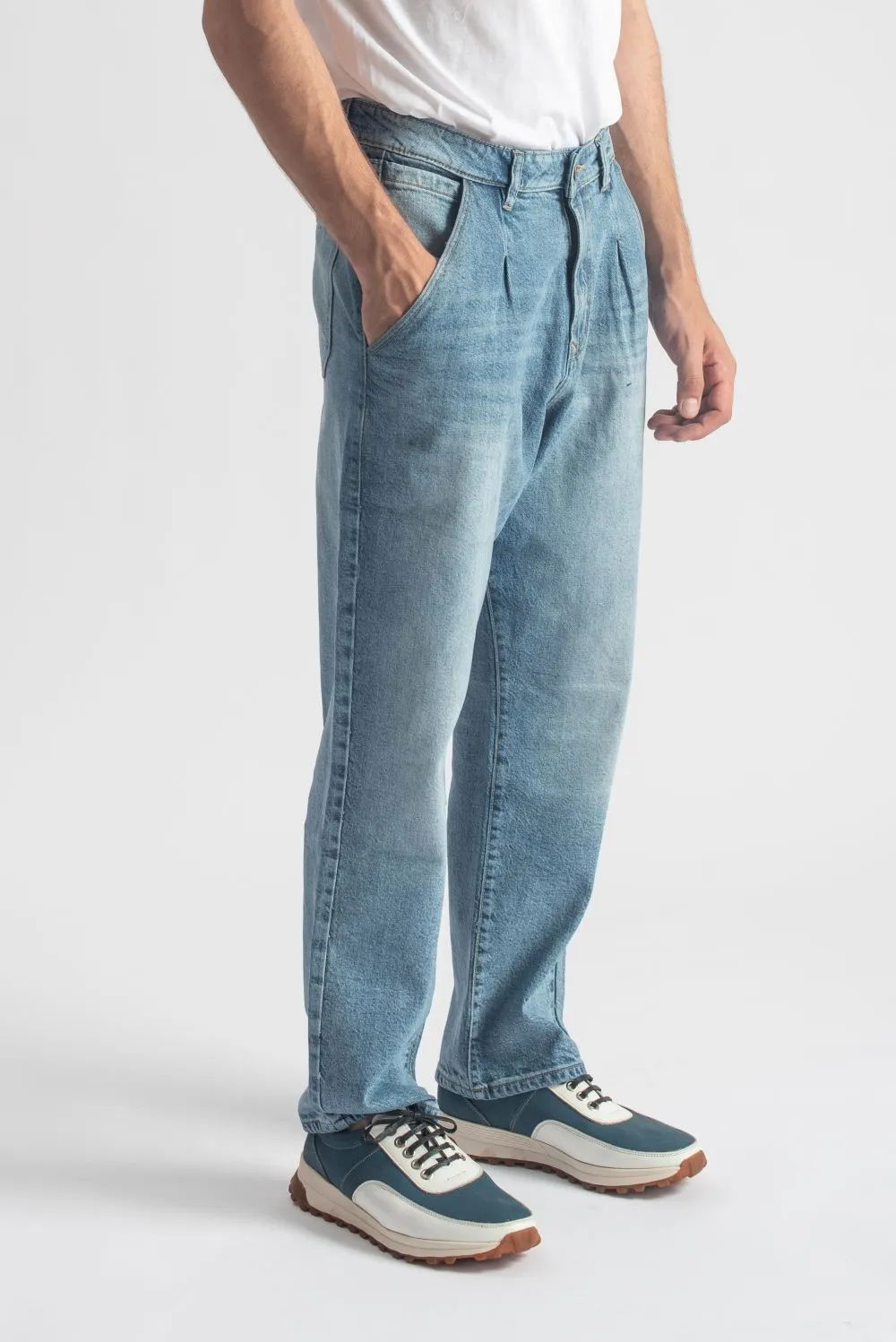 Classic Relaxed-Fit Pleated Jeans