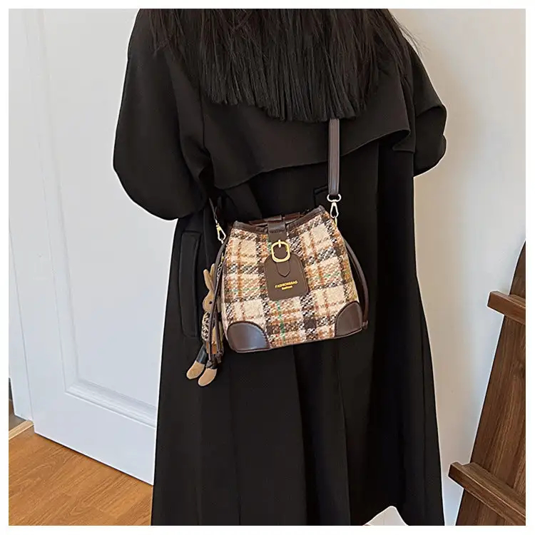 Retro Minimalist: Simple Fashion Bucket Crossbody Bag