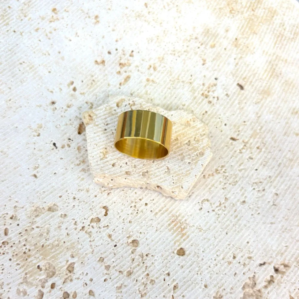 Streamlined Band Fashion Ring