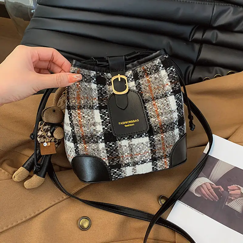 Retro Minimalist: Simple Fashion Bucket Crossbody Bag