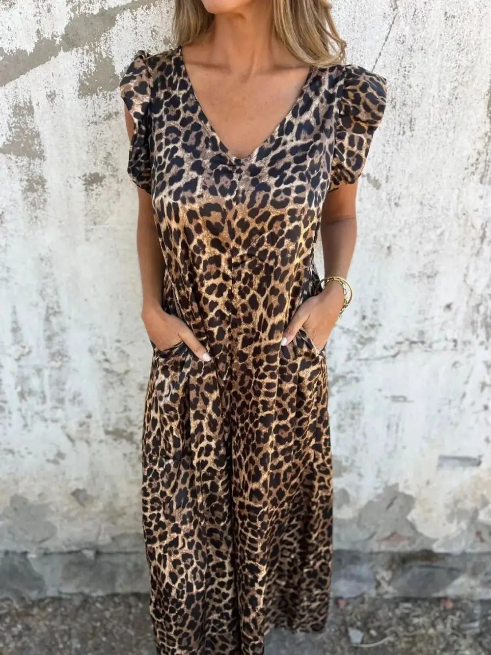 Plus Size V Neck Cap Sleeve Accessory