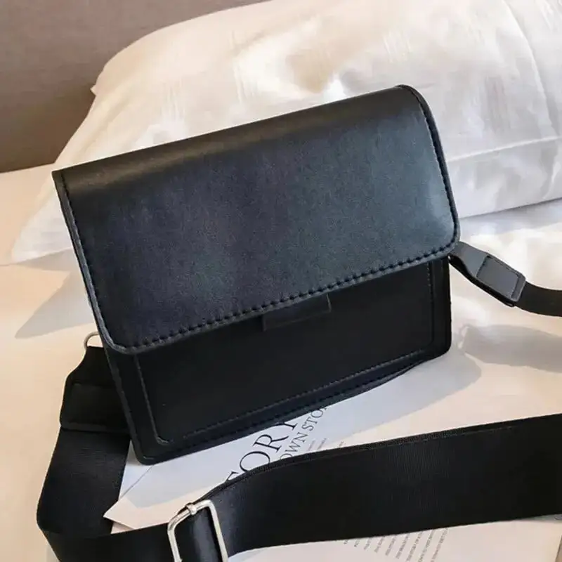 Modern Texture: Alligator-Embossed PU Chain-Link Messenger