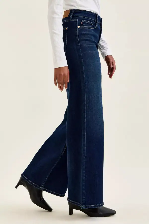 Relaxed Shape Denim High Rise Wide Leg Pocketed Jeans