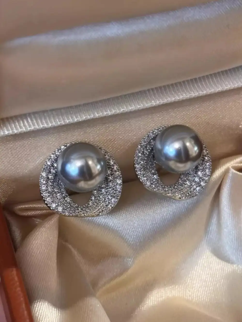 Women's Versatile Pearl Stud Earrings