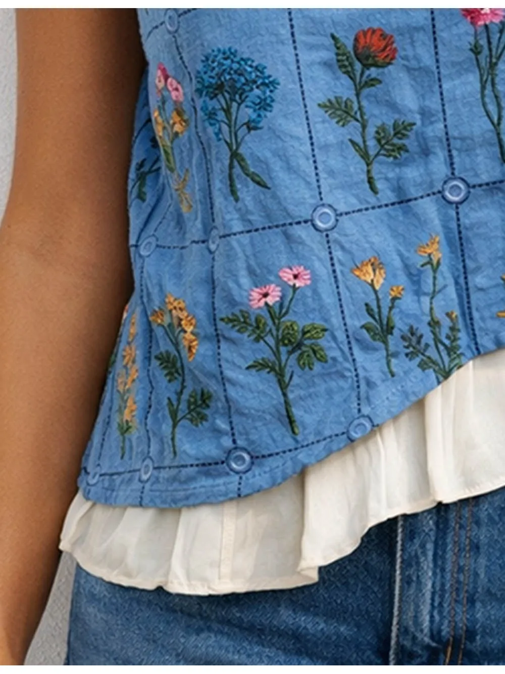 Embroidery Round Neck Sleeveless Top