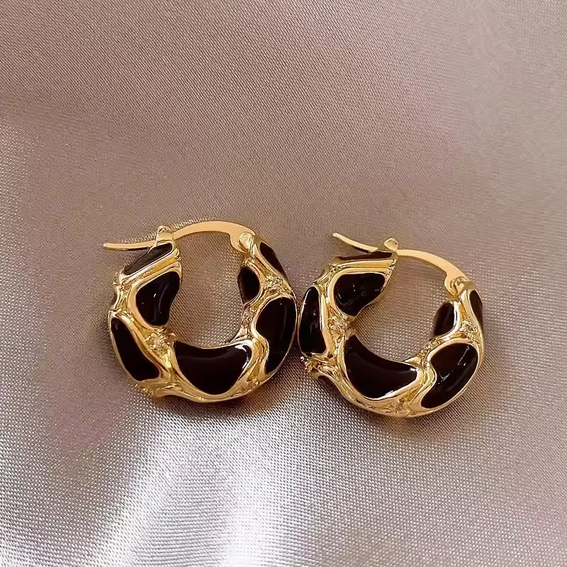 Fashion enamel-colored golden-textured small circular ladies' earrings
