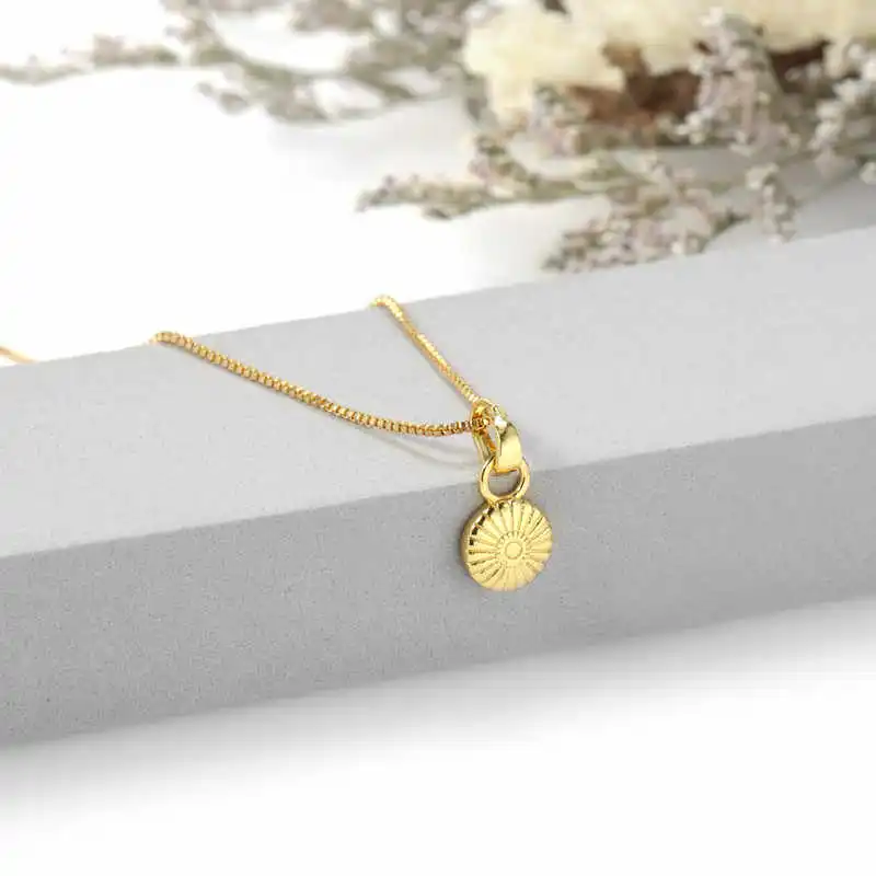 Floral Daisy Pendant Necklace