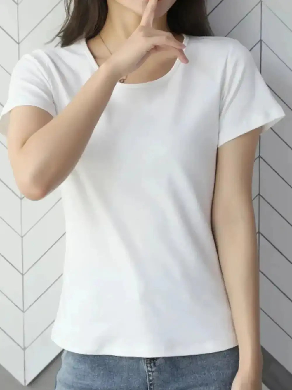 Delicate Round-Neck Short-Sleeve T-Shirt
