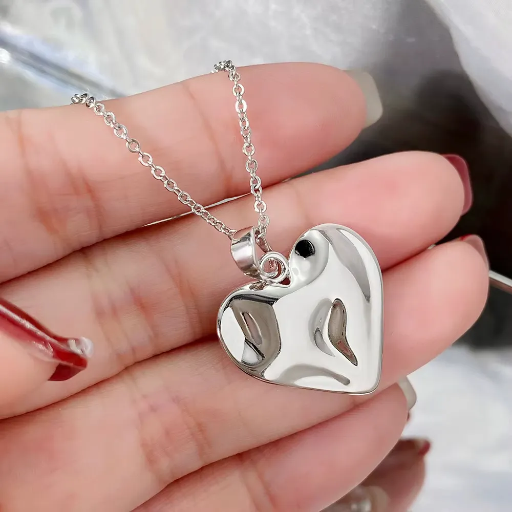 Refined Detail Pendant Necklace