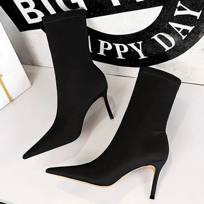 Contemporary Pointed-Toe Classic Pumps