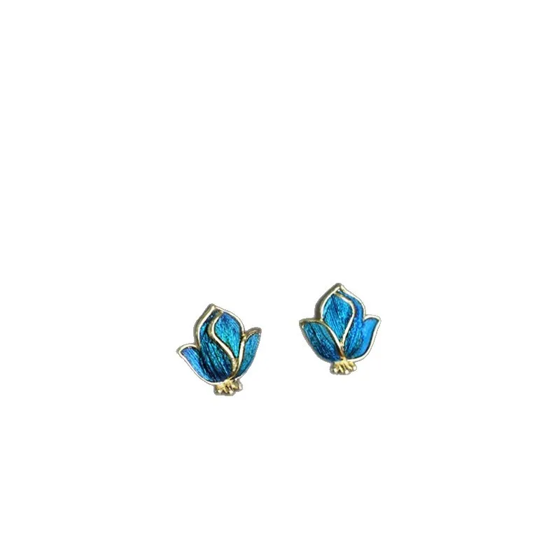 💙 A little flower, a lot of elegance.  These delicate blue floral stud earrings bring a beautiful pop of color to any look. The rich blue petals and elegant gold-tone detailing create a timeless style that feels special without being overdone.