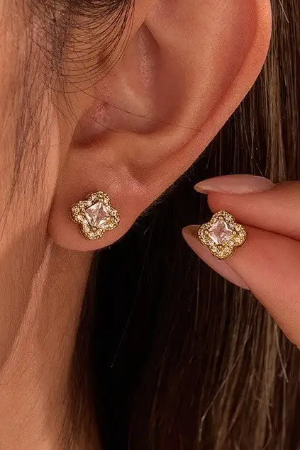 Clover Halo Stud arrings