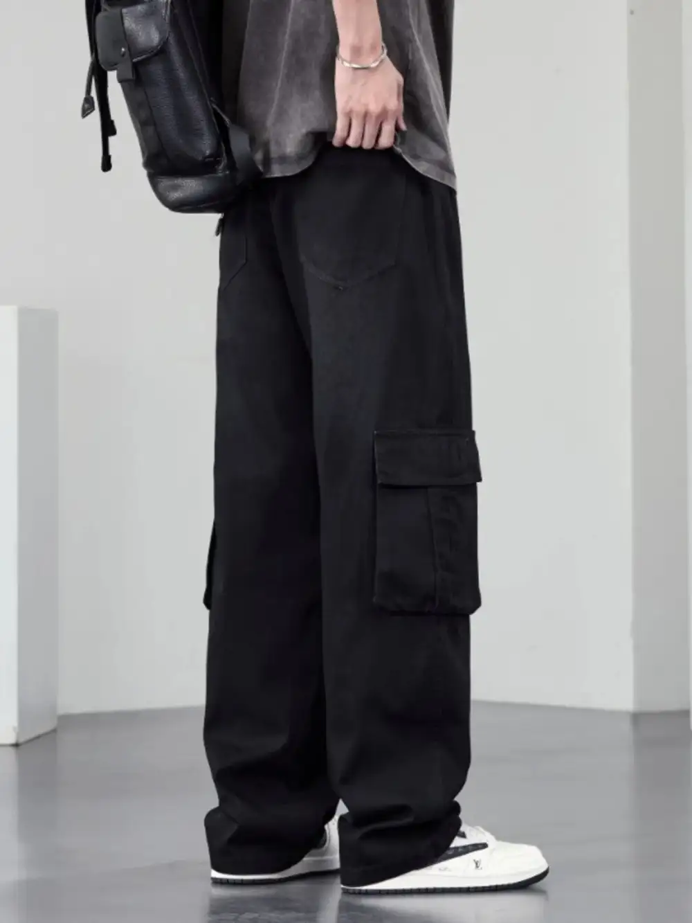 Relaxed Wide Leg Cargo Jeans