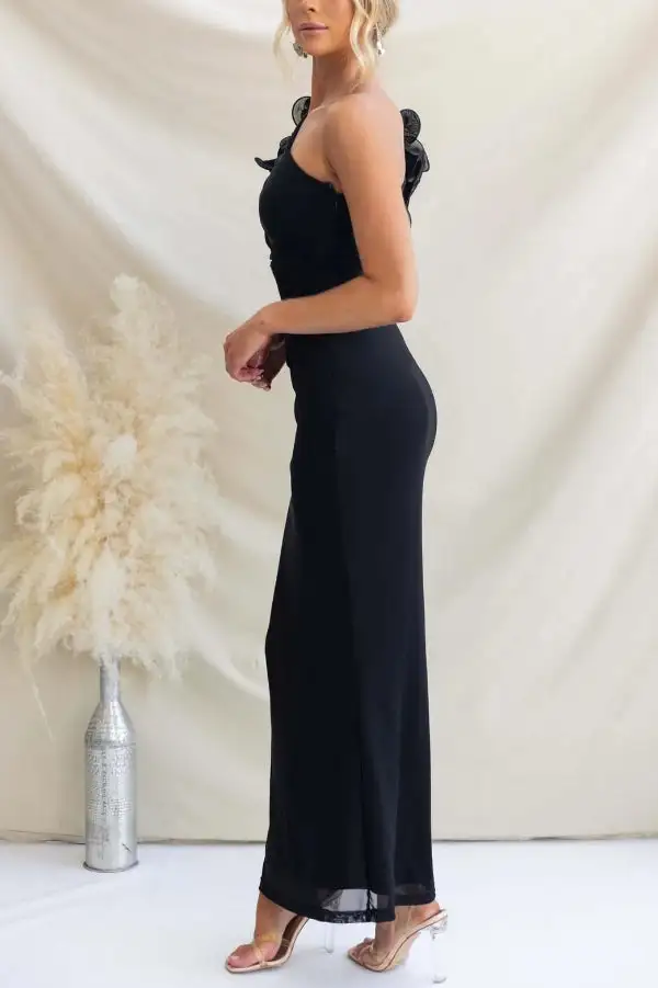 Sophisticated Sleeveless And Flowing Maxi Skirt