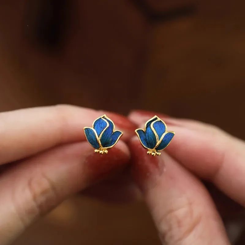 💙 A little flower, a lot of elegance.  These delicate blue floral stud earrings bring a beautiful pop of color to any look. The rich blue petals and elegant gold-tone detailing create a timeless style that feels special without being overdone.