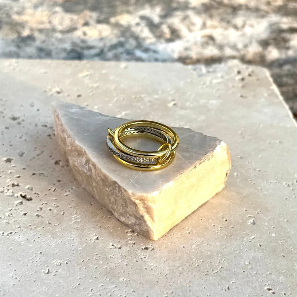 Refined Crystal Band Fashion Ring