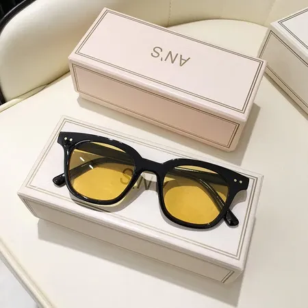 🕶️ Your Outfit’s New Favorite Accessory  Classic black frames meet bold tinted lenses for an effortlessly stylish look.