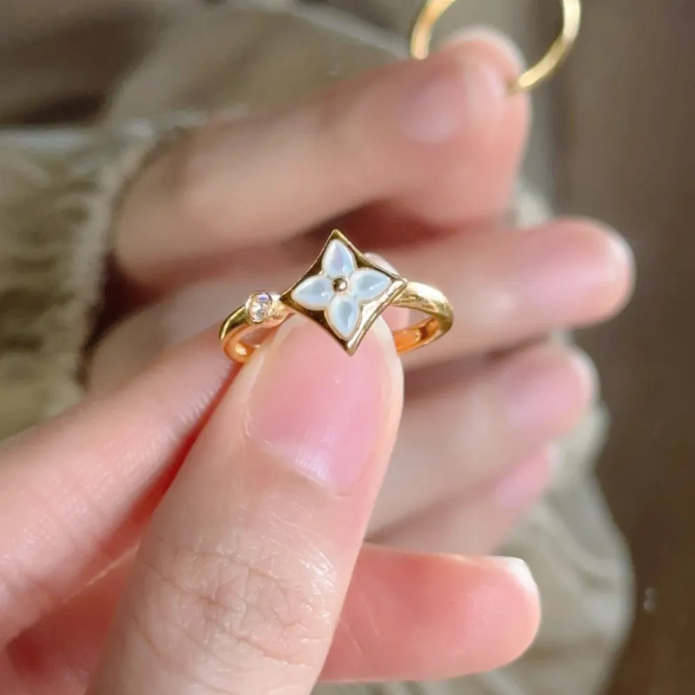 ✨ A Little Detail That Changes Everything.  Delicate, elegant, and effortlessly beautiful. This floral-inspired ring adds the perfect touch of shine to your everyday look. 🤍
