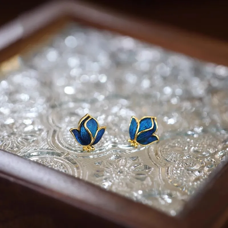 💙 A little flower, a lot of elegance.  These delicate blue floral stud earrings bring a beautiful pop of color to any look. The rich blue petals and elegant gold-tone detailing create a timeless style that feels special without being overdone.