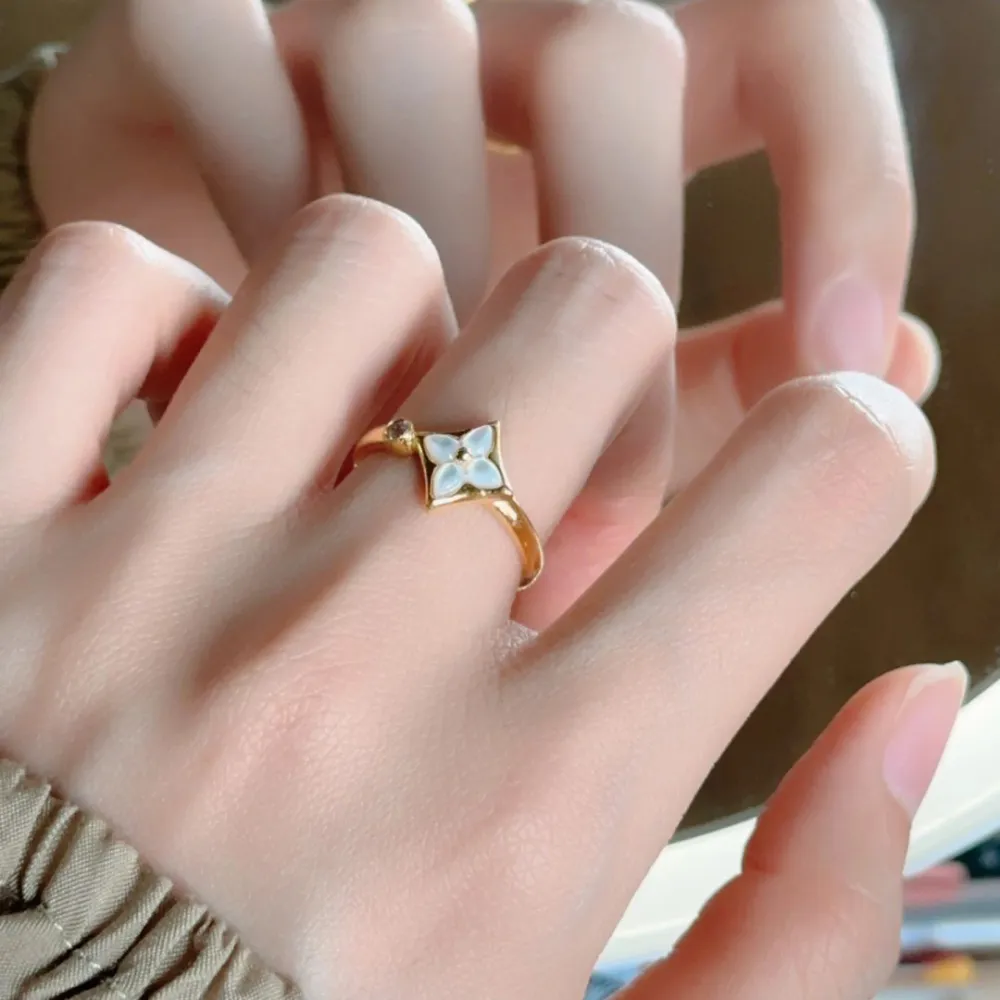✨ A Little Detail That Changes Everything.  Delicate, elegant, and effortlessly beautiful. This floral-inspired ring adds the perfect touch of shine to your everyday look. 🤍