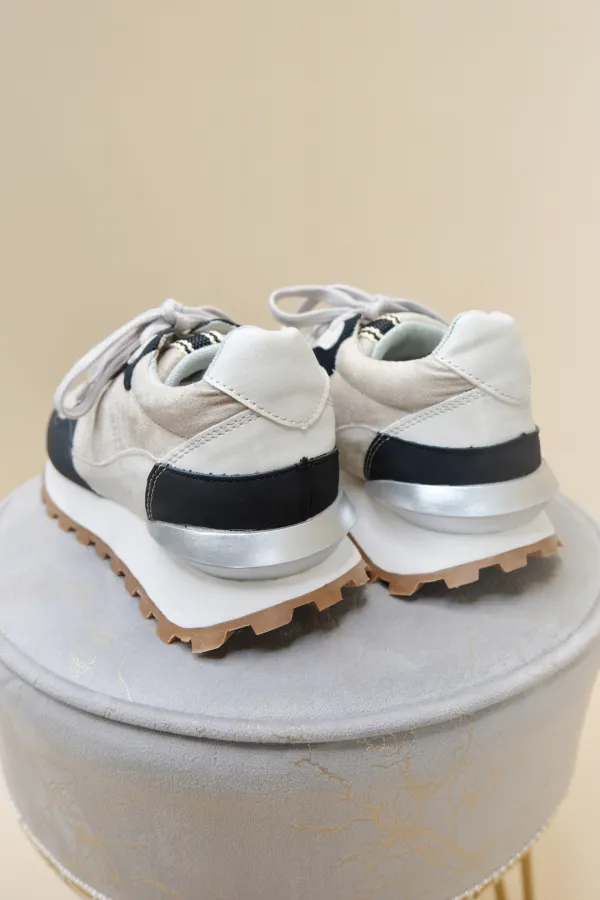 Subtle Shape Casual Sneakers