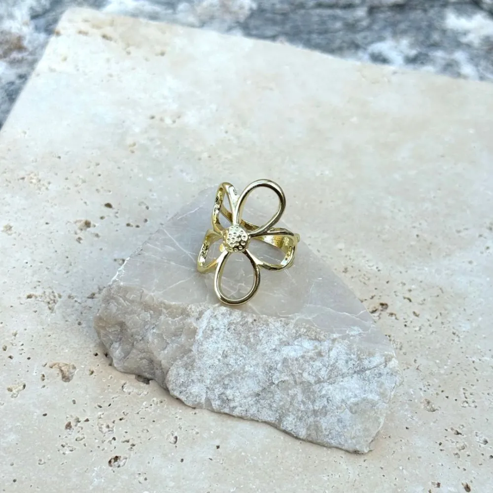 Floral Band Fashion Ring