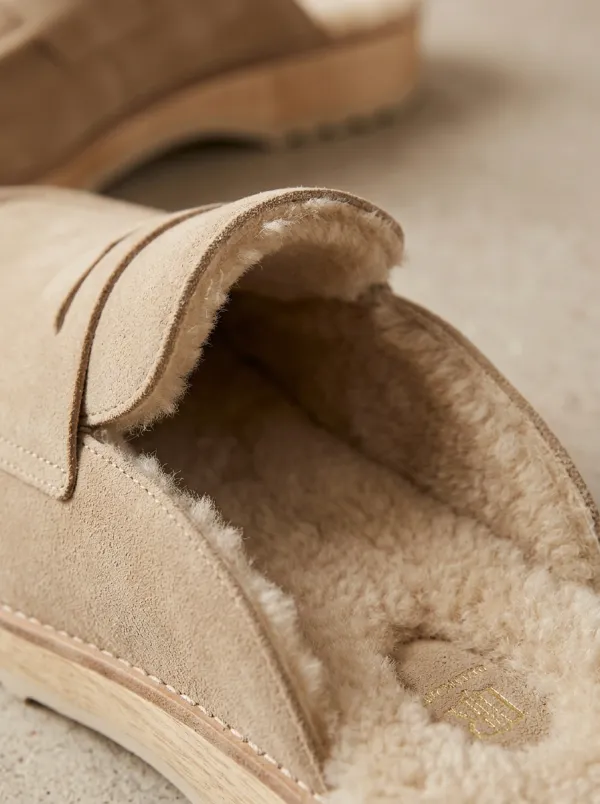 Women's Faux Fur Lined Minimalist Suede Wood Sole Loafers