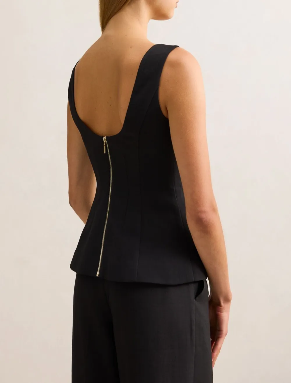 Black Square-Neck Sleeveless Form-Fitting Top