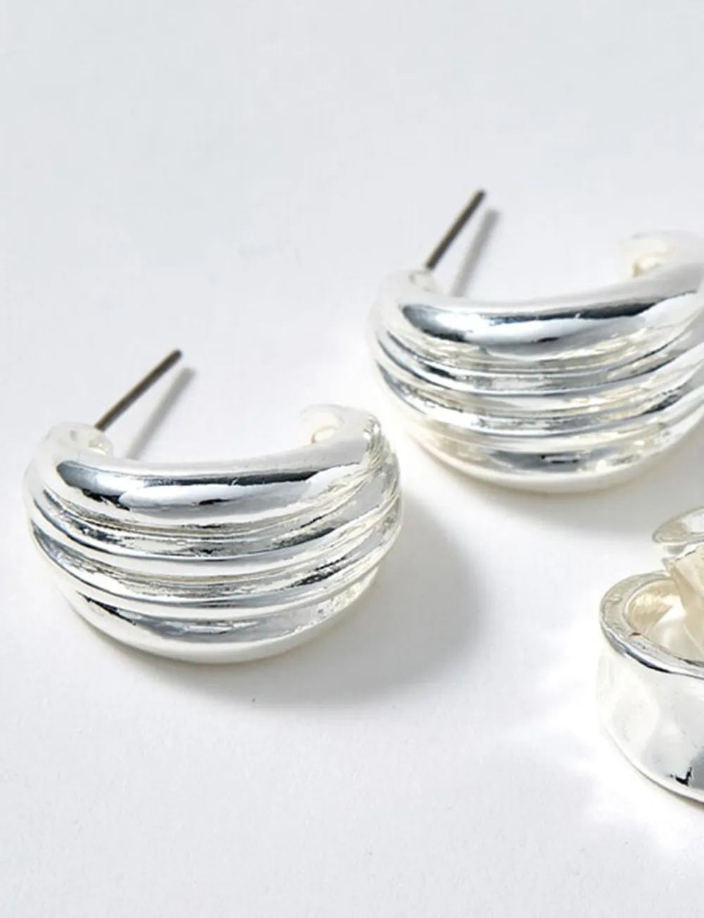 Three-Piece Earrings With Geometric Minimalist Lines