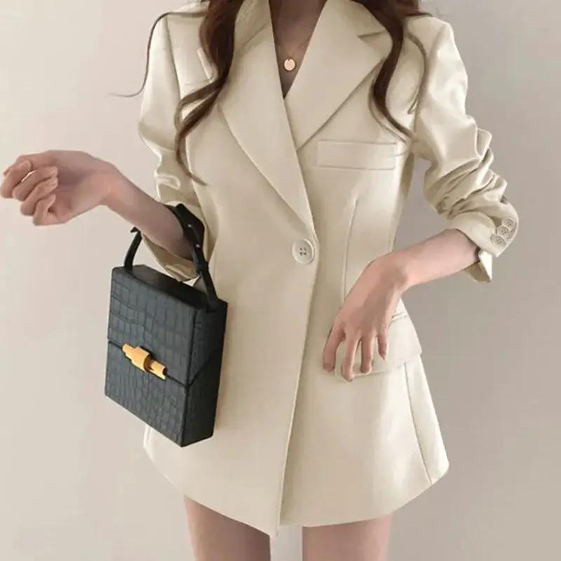 Lightweight Pocketed Tailored Blazer