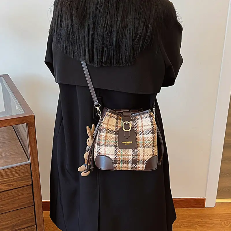 Retro Minimalist: Simple Fashion Bucket Crossbody Bag
