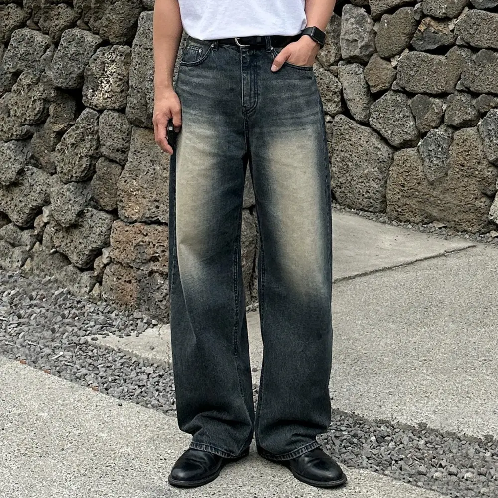 Fade Thigh Highlight Straight Leg Jeans